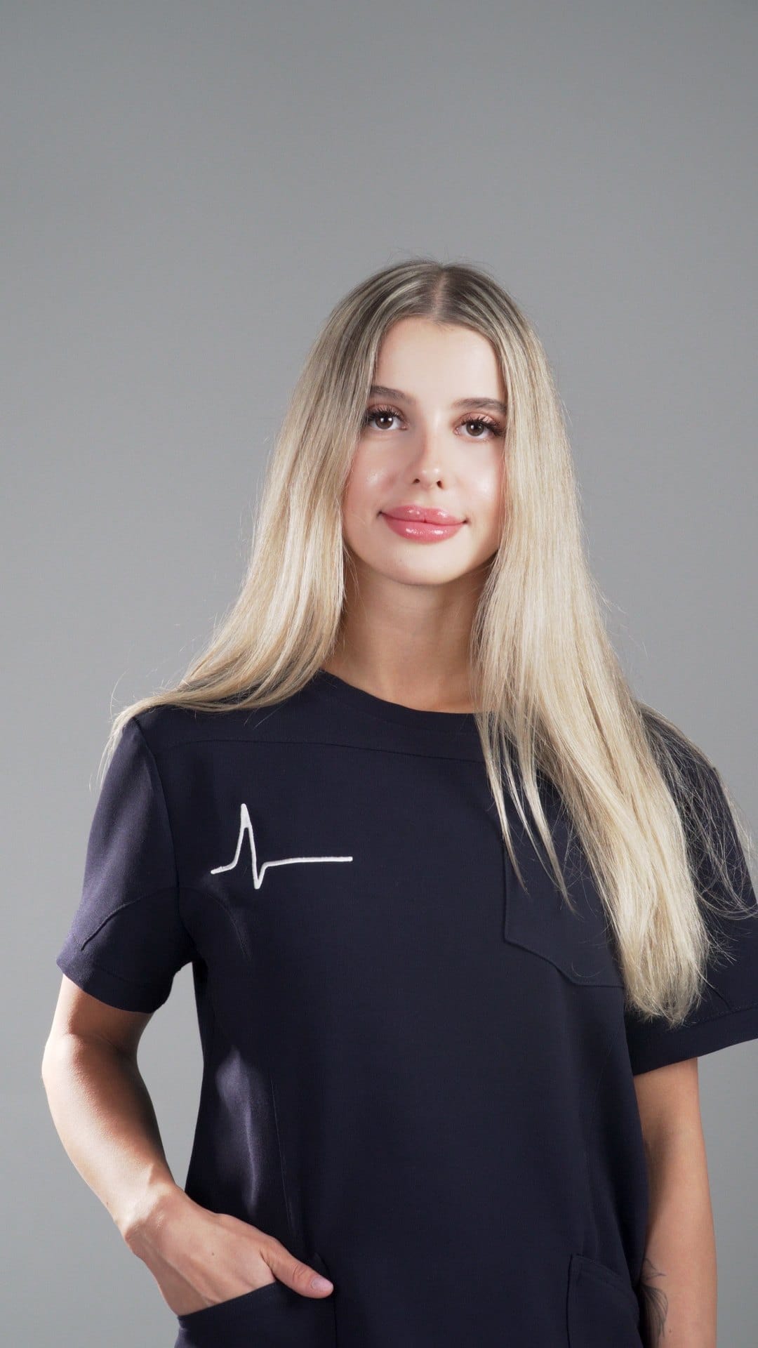 Bluza w kolorze atramentowym z haftem EKG