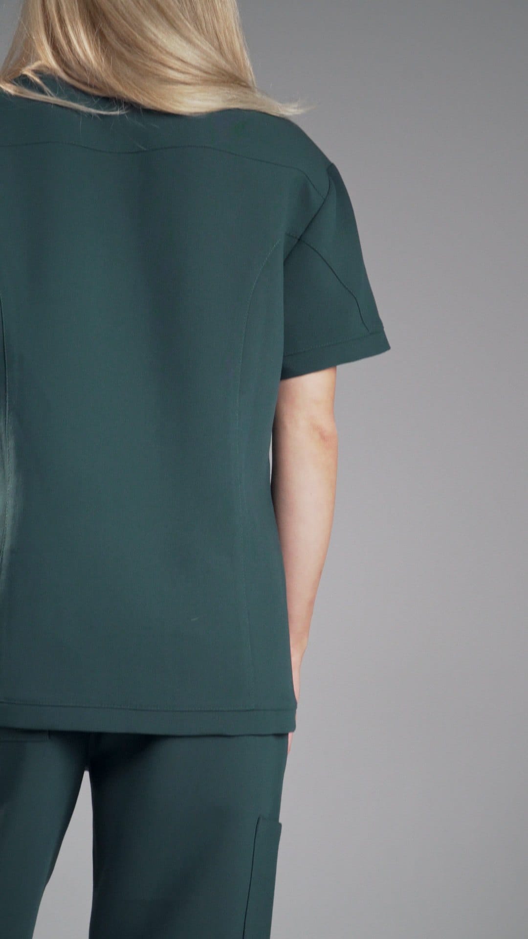 Bluza w zieleni butelkowej od tyłu